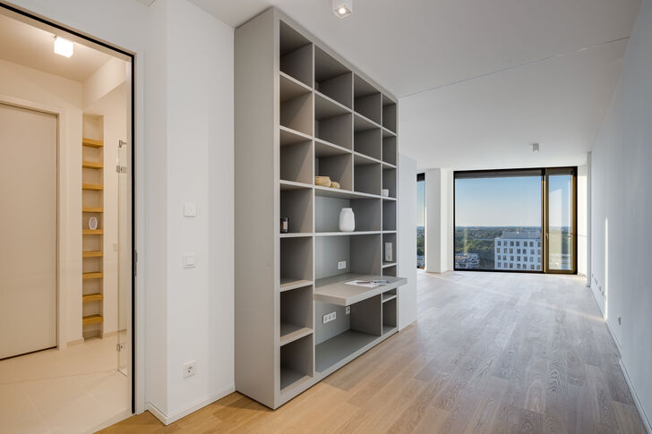 Schreiner-Regal mit integriertem Arbeitsplatz