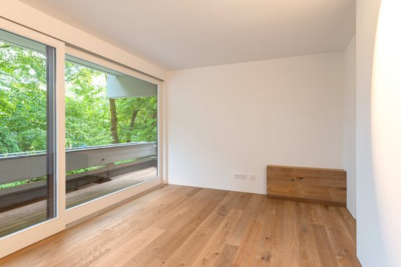 Helles Arbeitszimmer