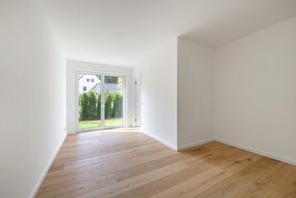 Helles Kinderzimmer mit geteiltem Bad