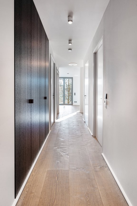 Flur mit Schreinereinbauten