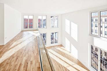 First-time occupancy: Luxurious 6-room gallery apartment with roof terrace and panoramic view in trendy location