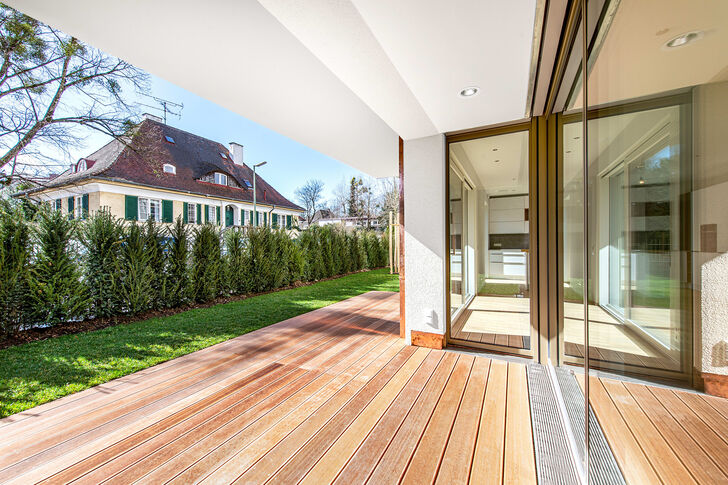 Die teilüberdachte Terrasse erweitert das Wohnen nach draußen