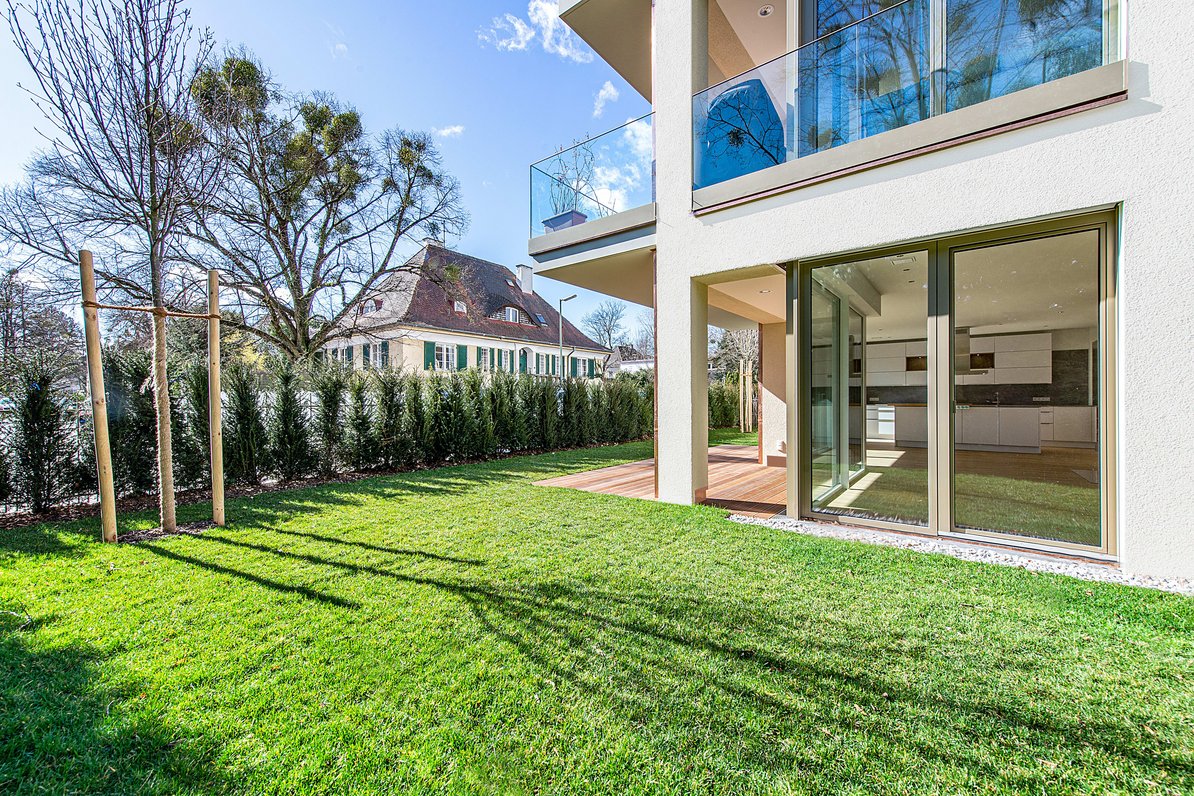Open living-kitchen area with large terrace and direct access to the south garden