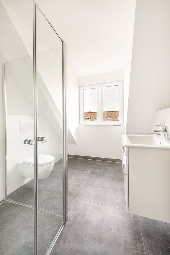 Zeitlos modernes Duschbad im Dachgeschoss