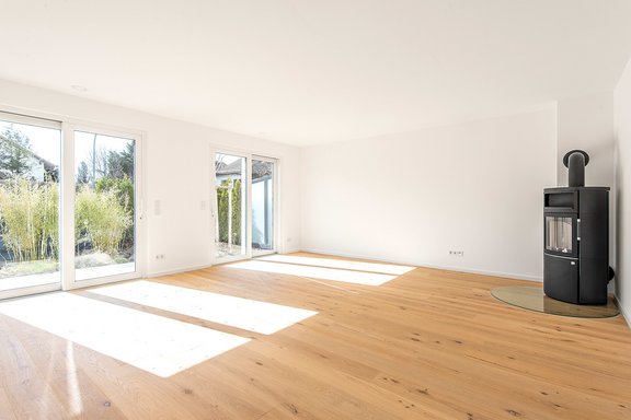 Lichterfülltes Wohnzimmer mit Kamin