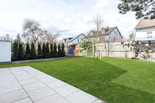 Privatgarten mit großzügiger Terrasse