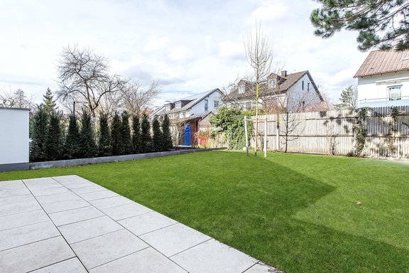 Privatgarten mit großzügiger Terrasse
