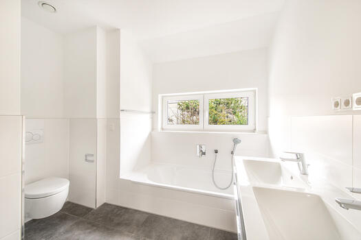 Badezimmer mit Wanne und bodengleicher Dusche