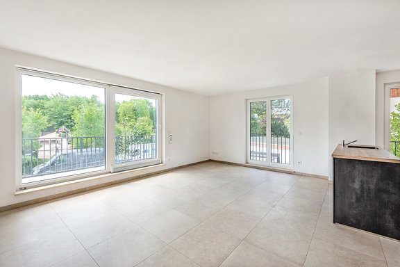 Heller Wohnraum mit Balkonzugang