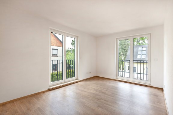 Elternschlafzimmer mit bodentiefen Fenstern