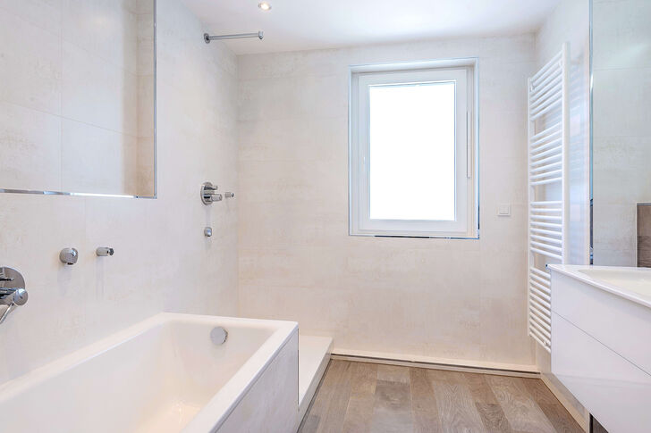 Tageslicht-Bad mit hellen Porcelanosa-Fliesen