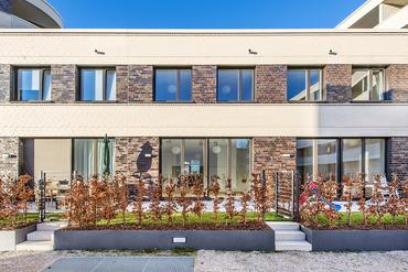 First-time occupancy: Modern townhouse with trendy flair and south-facing terrace in family-friendly location