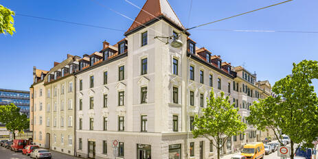 First-time occupancy following high-quality renovation: Very charming 2.5-room apartment in an older building with a balcony