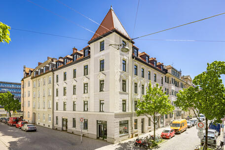 Erstbezug nach hochwertiger Sanierung: Sehr charmante 2,5-Zimmer-Altbauwohnung mit Balkon
