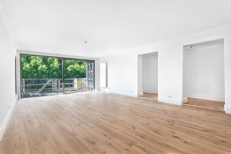 First-time occupancy after core renovation: Impressive 4-room old building apartment with loggia