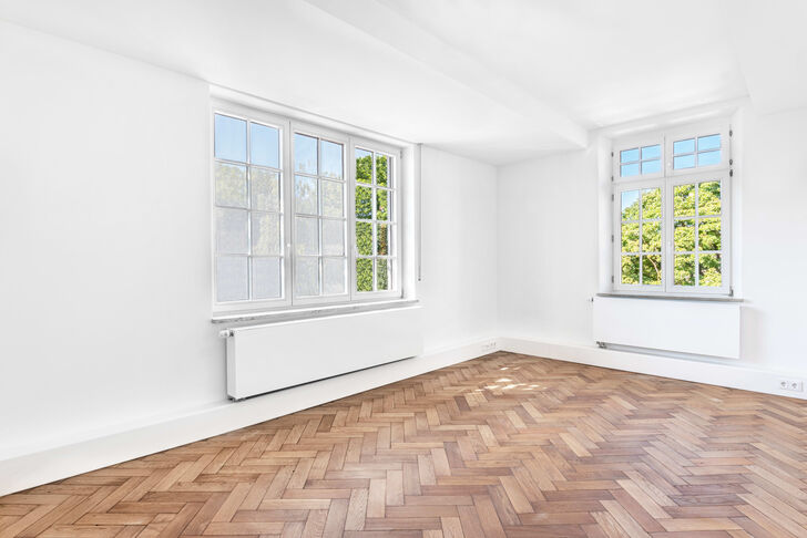 Weiße Holz-Sprossenfenster