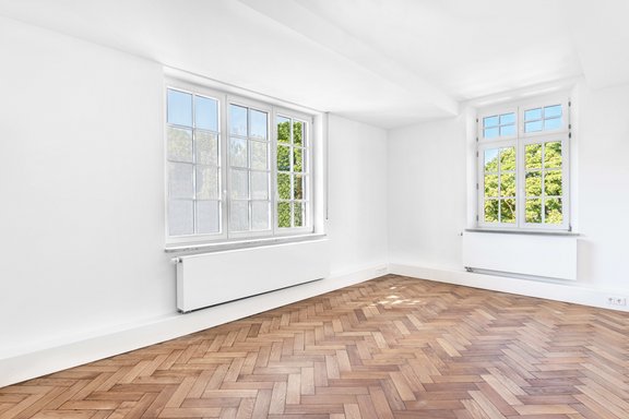 Weiße Holz-Sprossenfenster