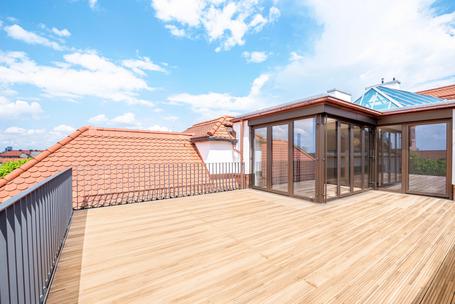 First occupancy after core renovation: Charming 2-room roof terrace apartment with dream view