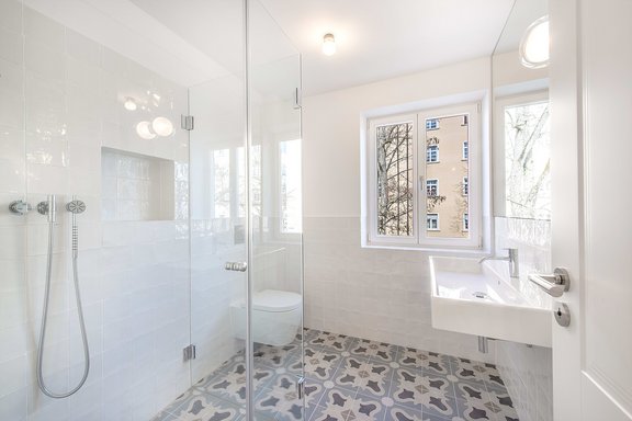 Duschbad mit Ornamentfliesen