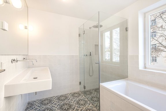 Exquisites Baddesign mit hochwertiger Ausstattung