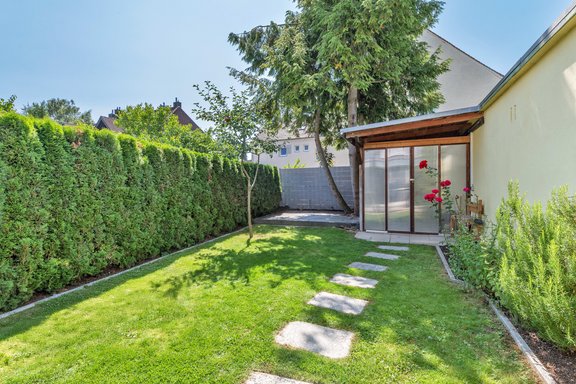 Sonnenterrasse mit Südgarten