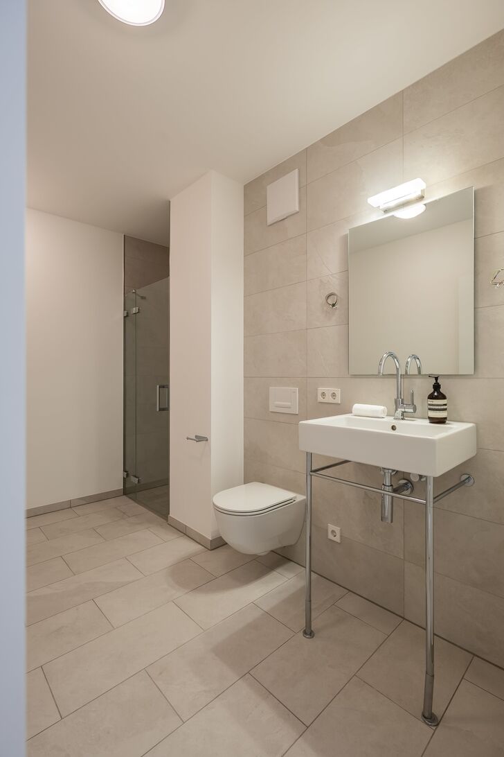Frisch modernisiertes Bad mit bodengleicher Dusche