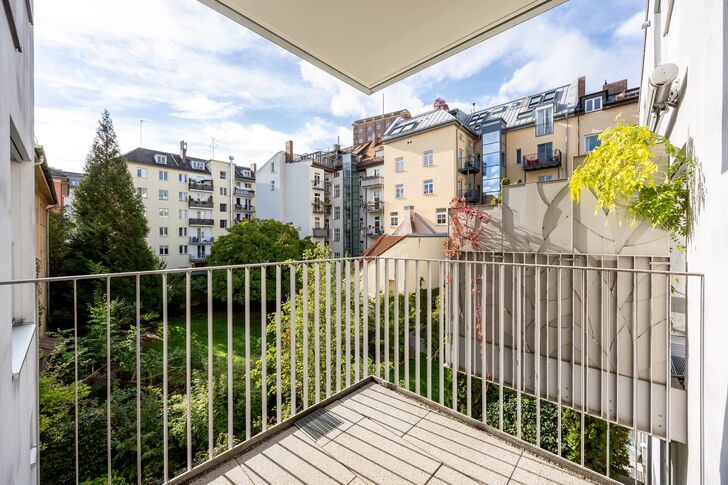 Überdachter Balkon mit Blick ins Grüne