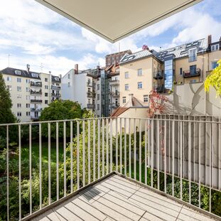 Überdachter Balkon mit Blick ins Grüne