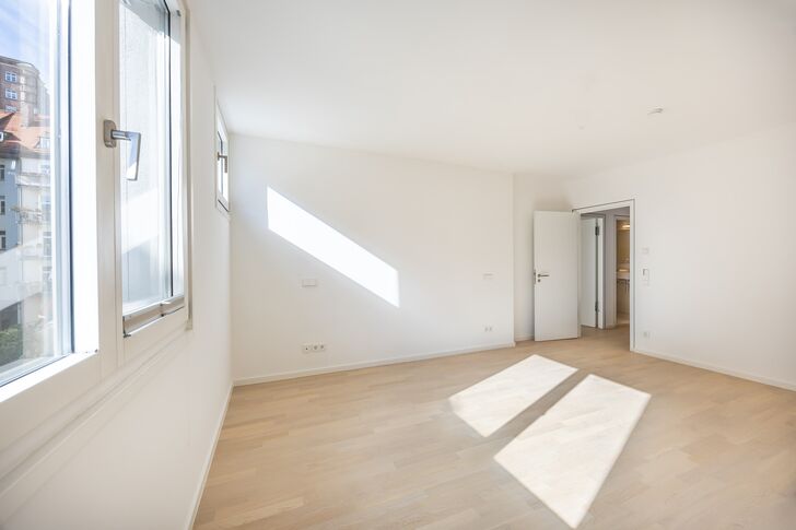Ruhiges Schlafzimmer mit viel Stellfläche