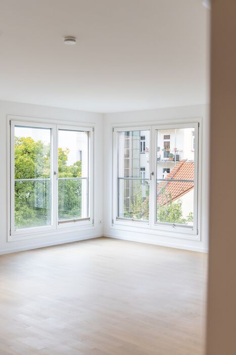Große Fenster mit Blick ins Grüne