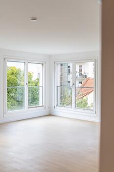 Große Fenster mit Blick ins Grüne