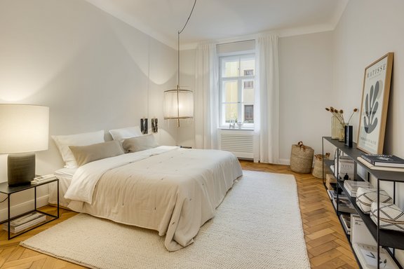 Quiet bedroom facing the courtyard
