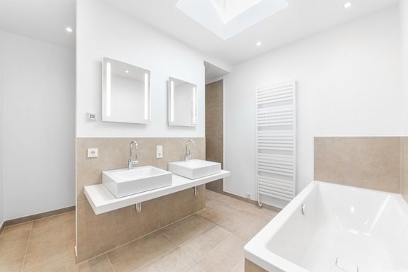 Helles Masterbad mit Oberlicht