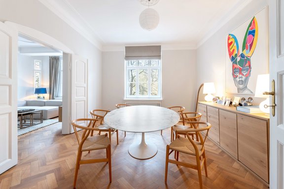 Esszimmer mit Doppelflügeltüre