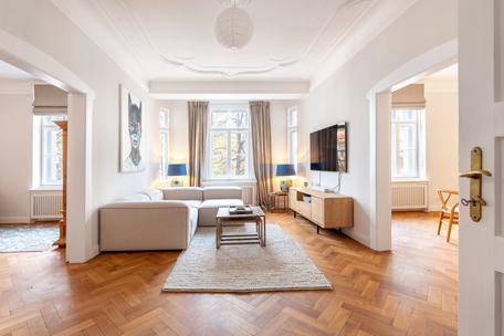 Luxuriously renovated apartment in an old building with 4 rooms, fireplace and balcony in a top location