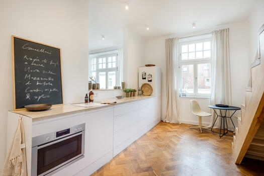 Kitchen-living room with aparent dining place