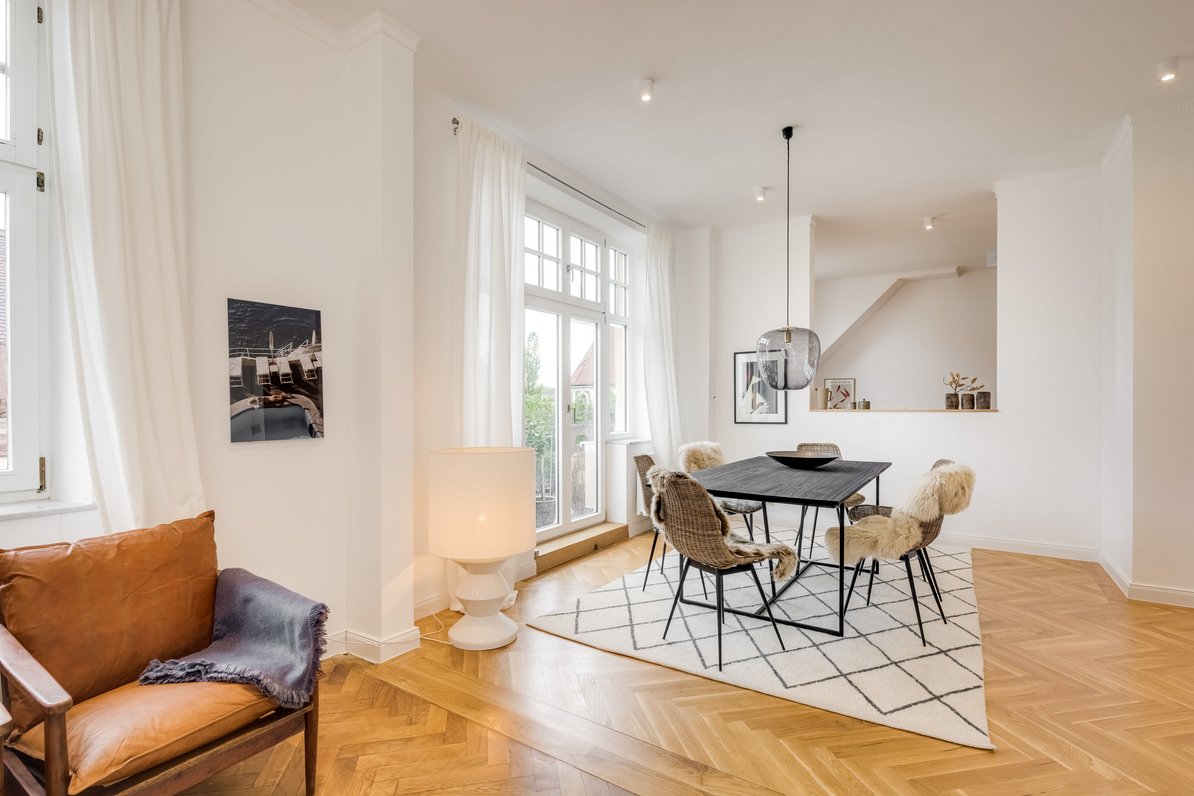 Sunny living/dining area