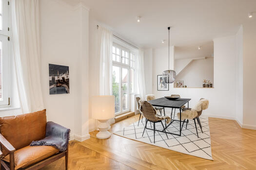 Sunny living/dining area