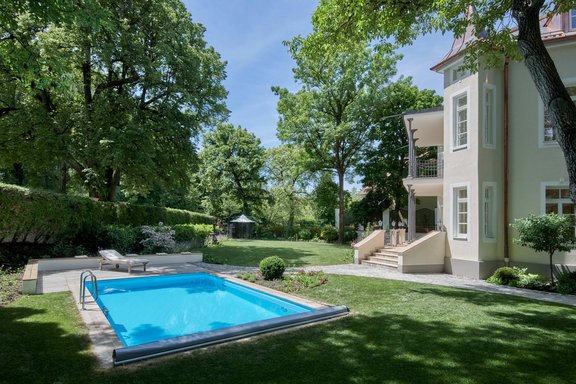 Privatgarten mit Pool