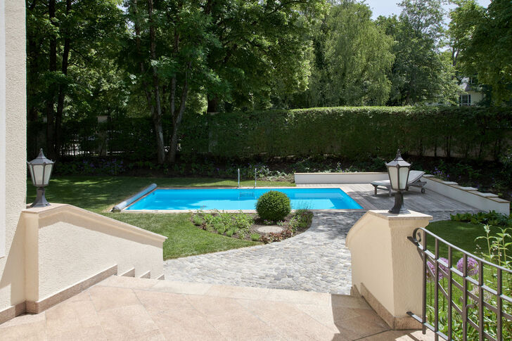 Pool mit Holzdeck