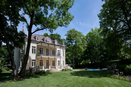 First occupancy after renovation: Exclusive villa maisonette with park garden and pool