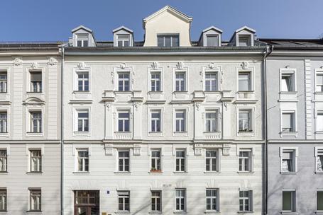 First-time occupancy after renovation: Exquisite 3-room apartment in listed old building