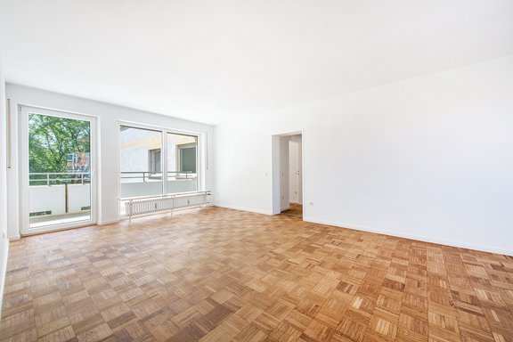 Wohnzimmer mit angrenzendem Balkon