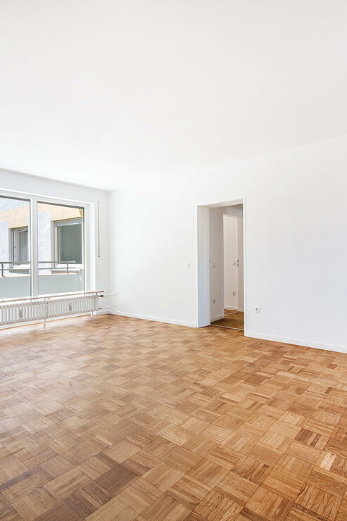 Wohnzimmer mit angrenzendem Balkon