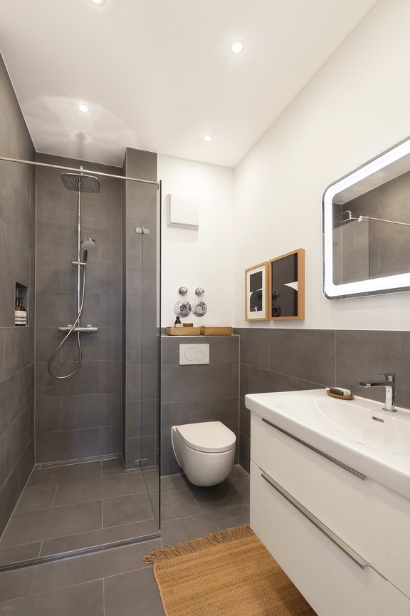 Das hochwertig sanierte Duschbad bietet Komfort