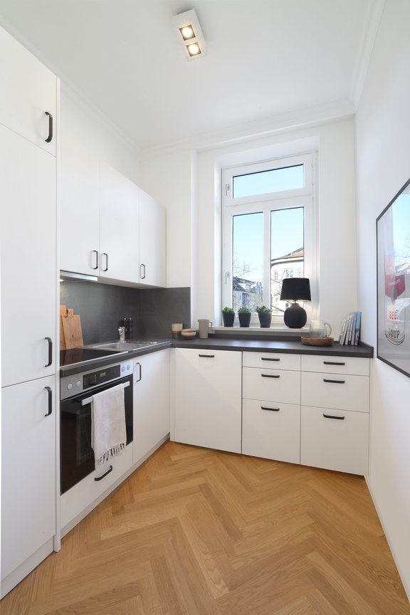 Die maßgeschreinerte Küche nutzt den vorhandenen Platz optimal