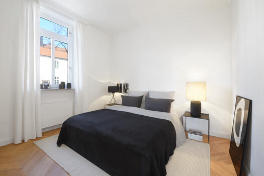 Das Schlafzimmer zeigt sich als ruhiger Rückzugsort