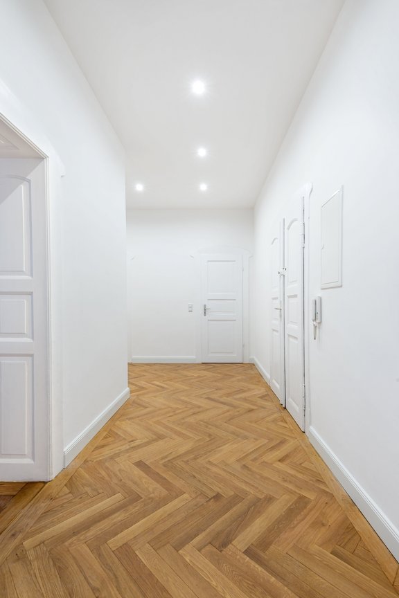 Geräumiger Flur mit Deckenspots