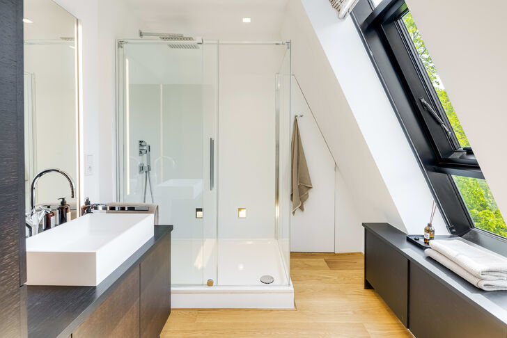 Modernes Duschbad