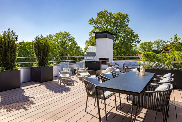 Terrasse mit Kamin und Brunnen